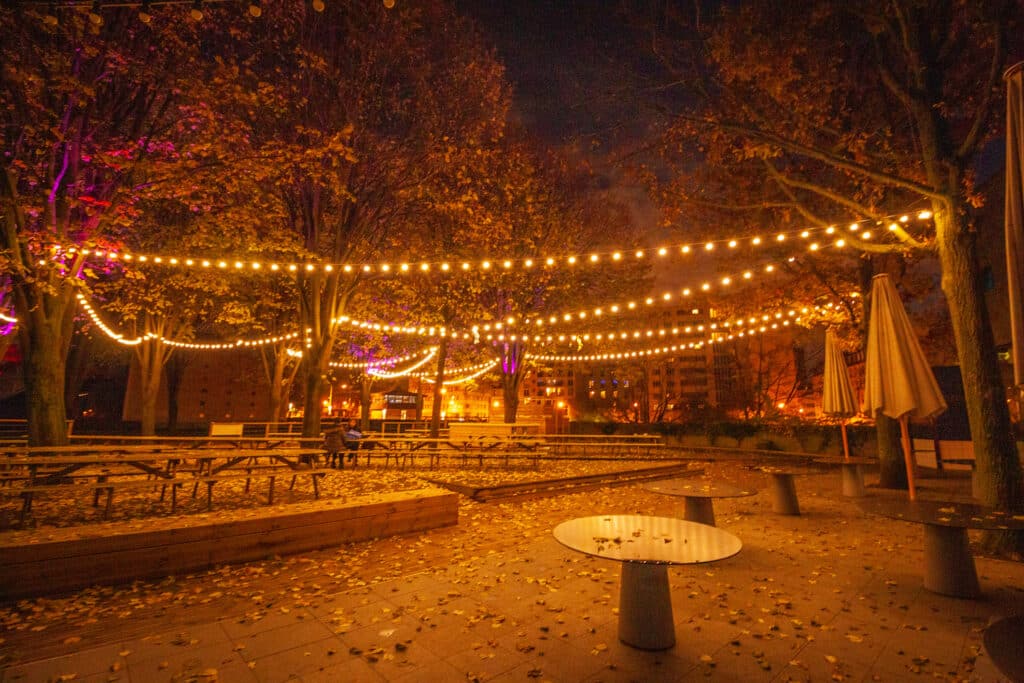 guinguette chaleur éclairée de nuit