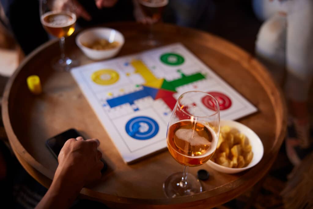 jeu de société entre amis dans un bar à jeu avec boisson et nourriteure