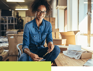 femme assise sur bureau