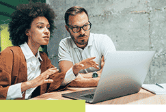 deux personnes commentent document ordinateur