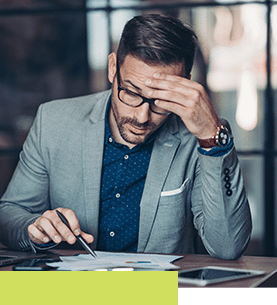 homme en costume cherche des informations